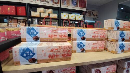 圖／用在地食材與意象包裝設計，打狗餅舖賣的不只是餅，還有創意與高雄在地文化。（記者陳雯萍攝）