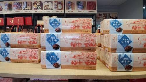 圖／用在地食材與意象包裝設計，打狗餅舖賣的不只是餅，還有創意與高雄在地文化。（記者陳雯萍攝）