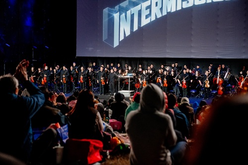 2025高雄春藝 《小魔女-瑪蒂達》電影交響草地音樂會3/8-9高美館草坡演出。（圖／高雄市政府文化局  財團法人高雄市愛樂文化藝術基金會提供）