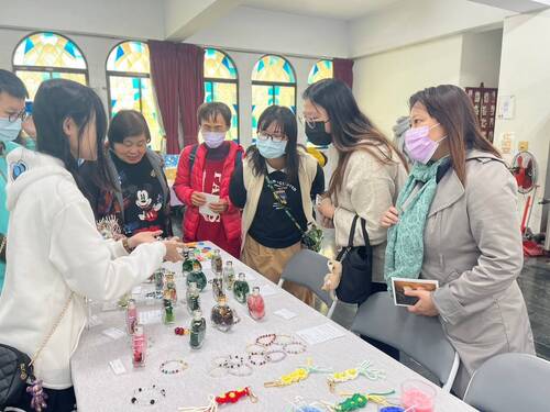 華遠職涯探索作品展讓弱勢生的創作能量被看見