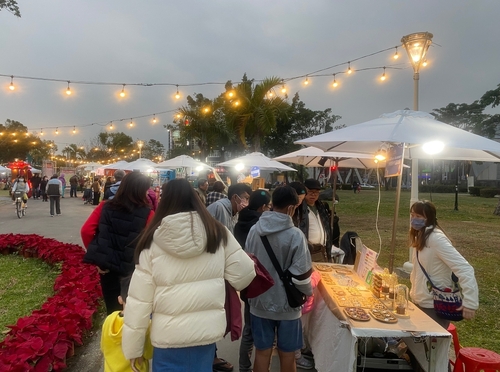 高雄市客委會主辦「2025鳳山光之季～光彩迎客」以創意燈飾結合客家文化獨特魅力。