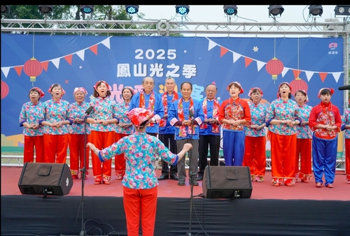 高雄市客委會主辦「2025鳳山光之季～光彩迎客」以創意燈飾結合客家文化獨特魅力。