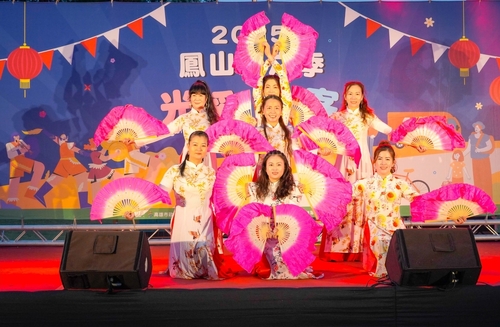 高雄市客委會主辦「2025鳳山光之季～光彩迎客」以創意燈飾結合客家文化獨特魅力。