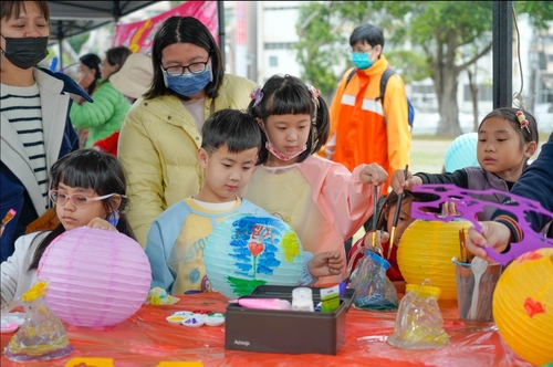 高雄市客委會主辦「2025鳳山光之季～光彩迎客」以創意燈飾結合客家文化獨特魅力。