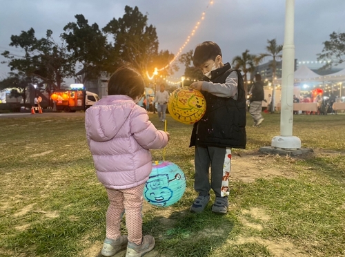 高雄市客委會主辦「2025鳳山光之季～光彩迎客」以創意燈飾結合客家文化獨特魅力。