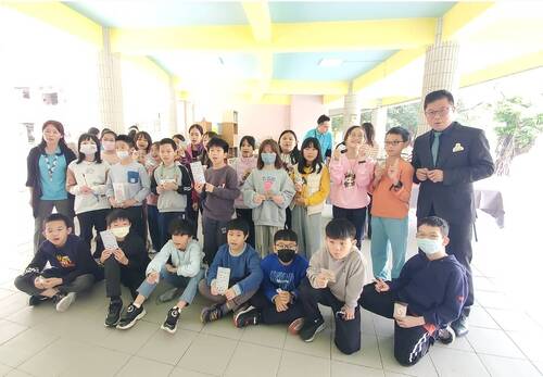 漾新聞|新上國小另類開學日學生樂透！ 玩扭蛋抽中吉伊卡哇與卡皮巴拉 