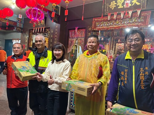 楊主委感謝慈聖宮黃棋生主委、善化堂鍾德華主委、石母宮鍾錦炫主委及國王宮楊筠生副主委(左起)鼎力協助遊庄活動