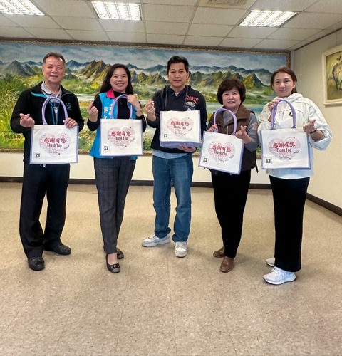 高雄市各級學校家長會長協會新任理事長蔡淑娟（左二）拜會社教館，並個人捐資助推社會教育。左一協會幹事陳榮哲、左三社教館館長黃昭誌、左四協會常務理事歐秋琴、右一為協會秘書謝幸晏。