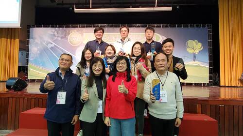 教育局主秘歐素雯與中正高工校長張簡玲娟及得獎技職典範老師合影。（記者陳雯萍攝）