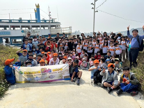 漾新聞|「教室在窗外」！鼓山吉洋兩國小遊港山海對話 悅讀旅行城鄉新體驗