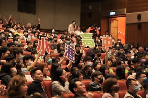 漾新聞|搖滾演唱急診室的故事 小港高中攜手扶輪社共好鄰近學校 上千師生讚嘆玫瑰墓生命教育音樂