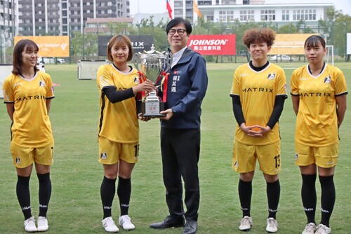 陳其邁探班高雄先鋒女足 目標衛冕木蘭聯賽冠軍