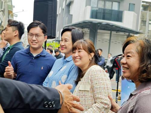 柯志恩第一個與議員許采蓁聯合服務處揭牌 70多位里長力挺祝賀