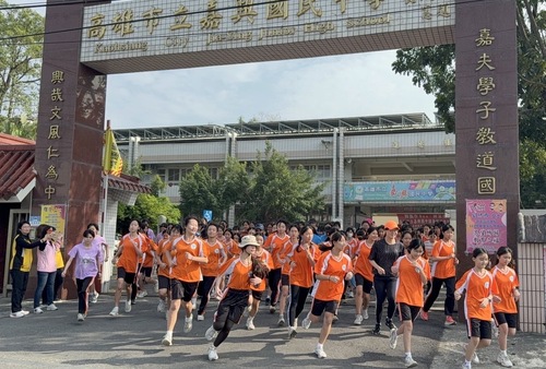 漾新聞|嘉興國中健康促進 親師生放下手機拒菸反毒路跑社區總動員