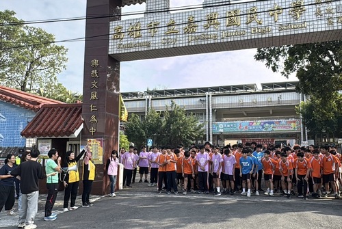 嘉興國中健康促進 親師生放下手機拒菸反毒路跑社區總動員