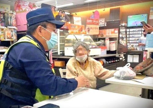 圖／老婦從楠梓徒步41公里走向美濃尋找友人家盥洗，幸警方獲報後即時協助安全護送老婦返家。（黃山高攝）