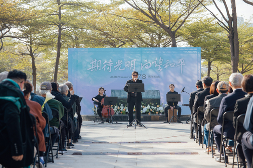 儀式現場六藝樂集以〈阮若打開心內的門窗〉紀念二二八。(高史博提供)