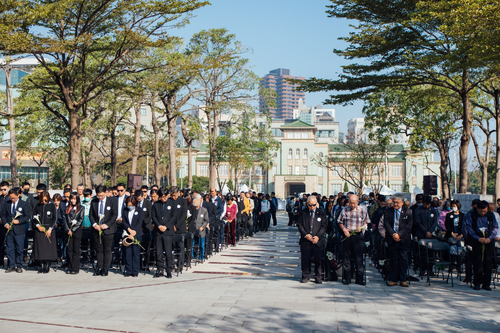 二二八家屬、陳其邁市長與現場來賓默哀。(高史博提供)