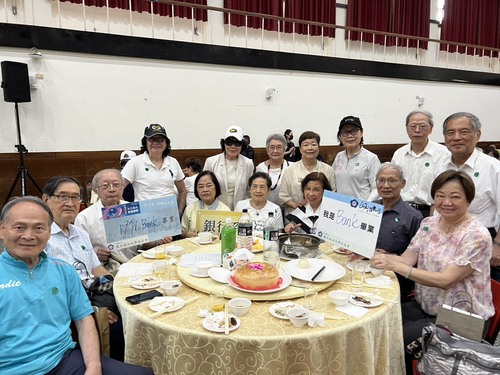 漾新聞|政大校友穿學士袍重返青春現場