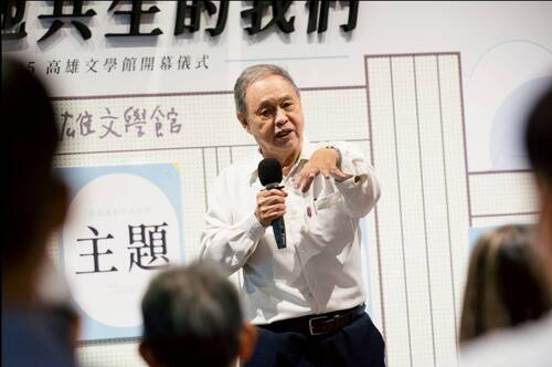 將軍詩人汪啟疆代表「棲地共生」常設展致詞，提到城市文化雕刻了文學的內容，文學館是圖書館與城市的共生。圖／高雄市立圖書館提供圖／高雄市立圖書館提供