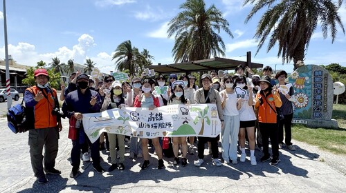 高市青年局帶領青年走入林園海洋濕地公園，探索擁有超過150年歷史的紅樹林生態，造訪獨特的濕地景觀。