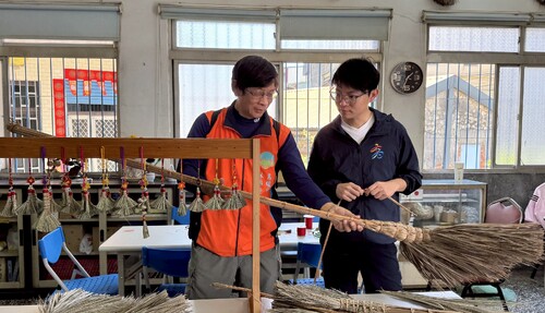 青年局長林楷軒(右）在愛鄉協會前理事長陳俊強(左)的介紹下，認識天地掃的歷史與文化意涵。