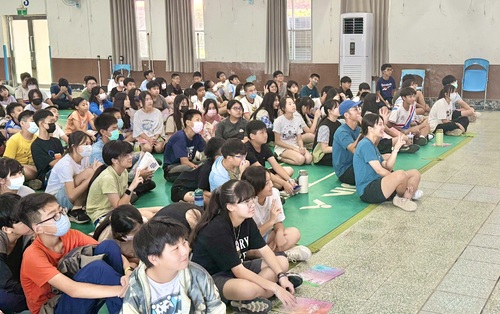 捷安特進校園教騎車，油廠國小師生樂翻學習。