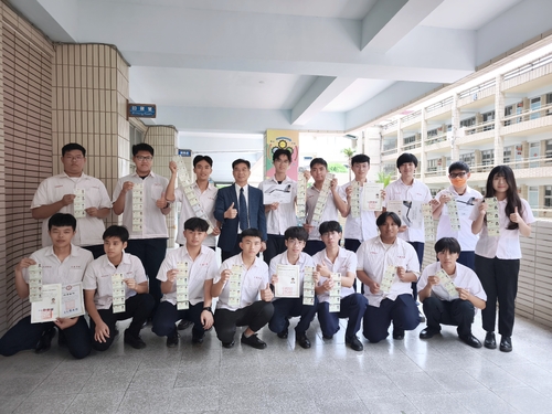 漾新聞|證照狂掃173張！大榮電機班創新高