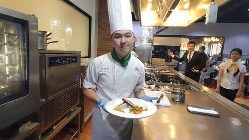 年僅20歲的蔡喬宇熱愛烹調，認為美食療癒人心