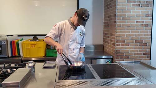 西廚系林子瀚擅長處理肉類，令評審激賞