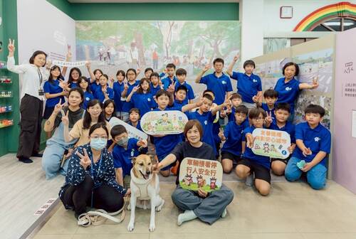 高市圖新閱分館舉辦「人本交通之小小飼主遊戲工作坊」打造寵物伴讀與人本交通教育實驗室，將交通觀念、閱讀素養與生命教育三者結合，引導國小學童從遊戲與實作中理解「人與動物共好」的行動精神。