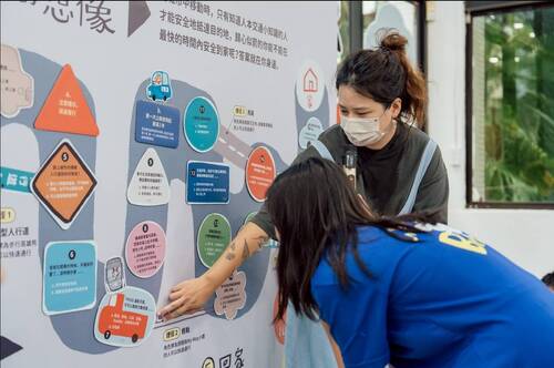 高市圖新閱分館舉辦「人本交通之小小飼主遊戲工作坊」打造寵物伴讀與人本交通教育實驗室，將交通觀念、閱讀素養與生命教育三者結合，引導國小學童從遊戲與實作中理解「人與動物共好」的行動精神。