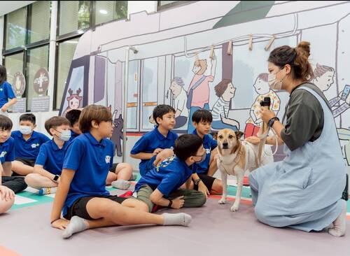 高雄市立圖書館與內政部國土管理署、高雄市政府交通局合作推動「閱讀交通慢看停」計畫，攜手無尾香蕉動物學校於今(4日）上午特別邀請信義國小學童做為首發，在高市圖新閱分館舉辦「人本交通之小小飼主遊戲工作坊」