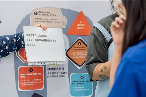 過程中孩子們不僅展現了高度的參與熱情，也開始思考作為「動物主人」所必須負起的責任與行為準則