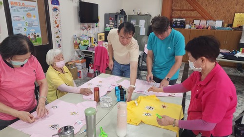 漾新聞|退伍不退場！榮民攜手長者翻轉校服超有感