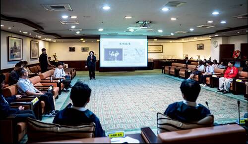 榮獲傑出志工獎的簡劭庭同學（站立簡報者）分享參與志願服務的過程。