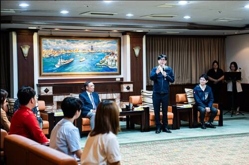 .高雄市長陳其邁勉勵獲獎學生，志工服務為他人付出時間與心力，並以實際行動回饋社會，把小愛變成大愛。