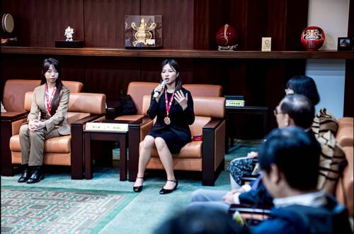 第25屆台新青少年志工菁英獎「奉獻獎」得主、現仍就讀高雄美國學校的蔡咏耘同學（中），講述為乳癌患者募款的心得。