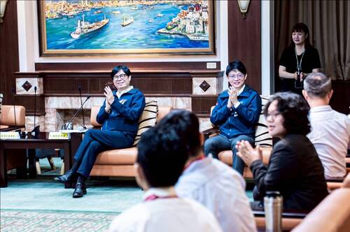 .陳市長接見台新青少年志工菁英獎獲獎同學與學校。