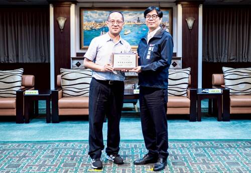 高雄市立志中學在全國中等學校脫穎而出，榮獲第25屆台新青少年志工菁英獎「服務教育楷模獎」，由學務處主任張志鴻（左）代表領獎。