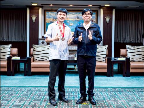 就讀高苑工商的卓冠和同學（左）投身志工服務表現優異，榮獲「傑出志工獎」。