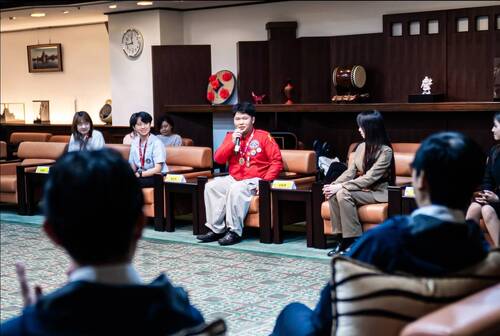 立志中學邱宥學（紅衣者）自小即加入童軍團，參加過程中學習到豐富的服務經驗。