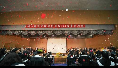 齊聲高唱樹人校歌的歡樂氛圍中圓滿落幕