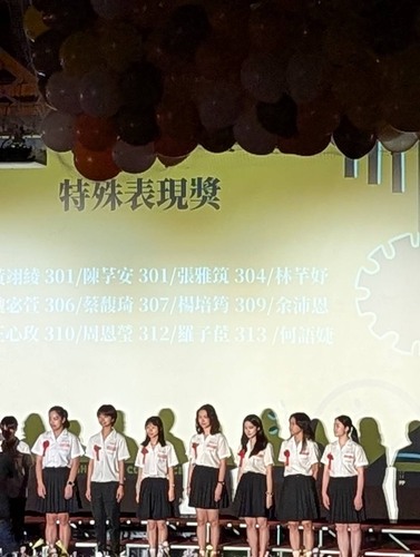 6月3日雄女畢業典禮，周恩瑩上台授獎。