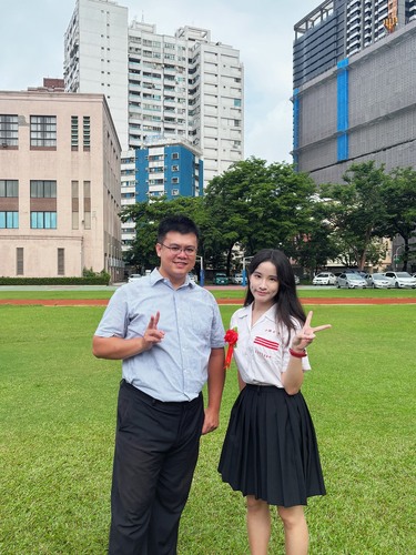 6月3日雄女畢業典禮，周恩瑩與師長合影，感謝指導。