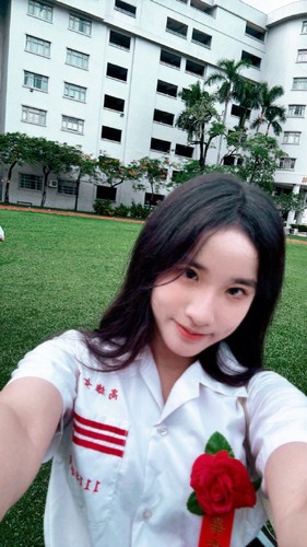 6月3日雄女畢業典禮，周恩瑩在雄女校園自拍，與母校留下最美麗的倩影。