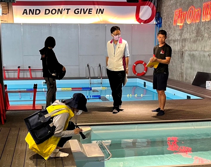 漾新聞|高市聯合稽查泳池　這間竟因沒貼標章被開罰！