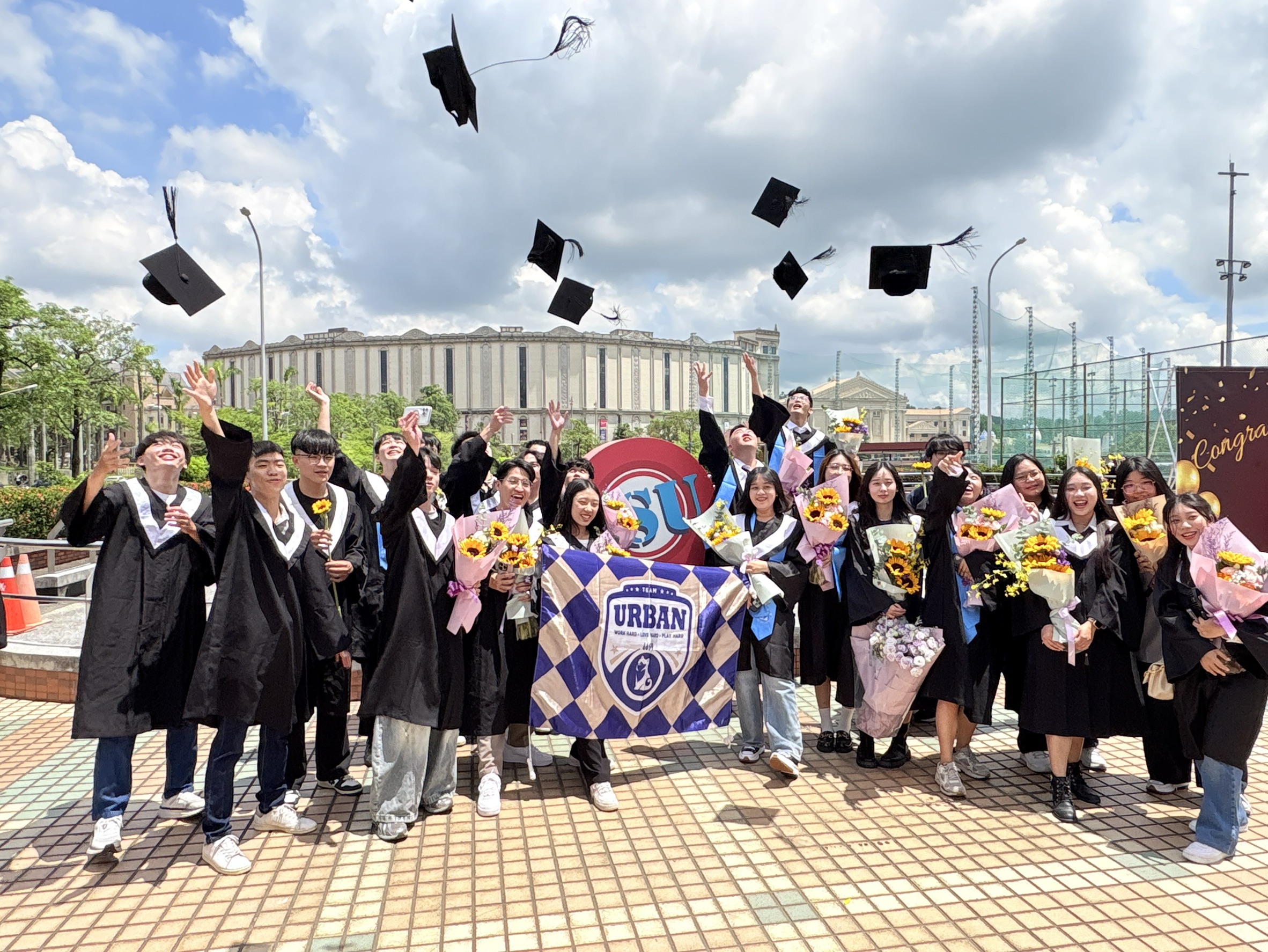 漾新聞|AI教父欽點 義大畢業生拋帽出征