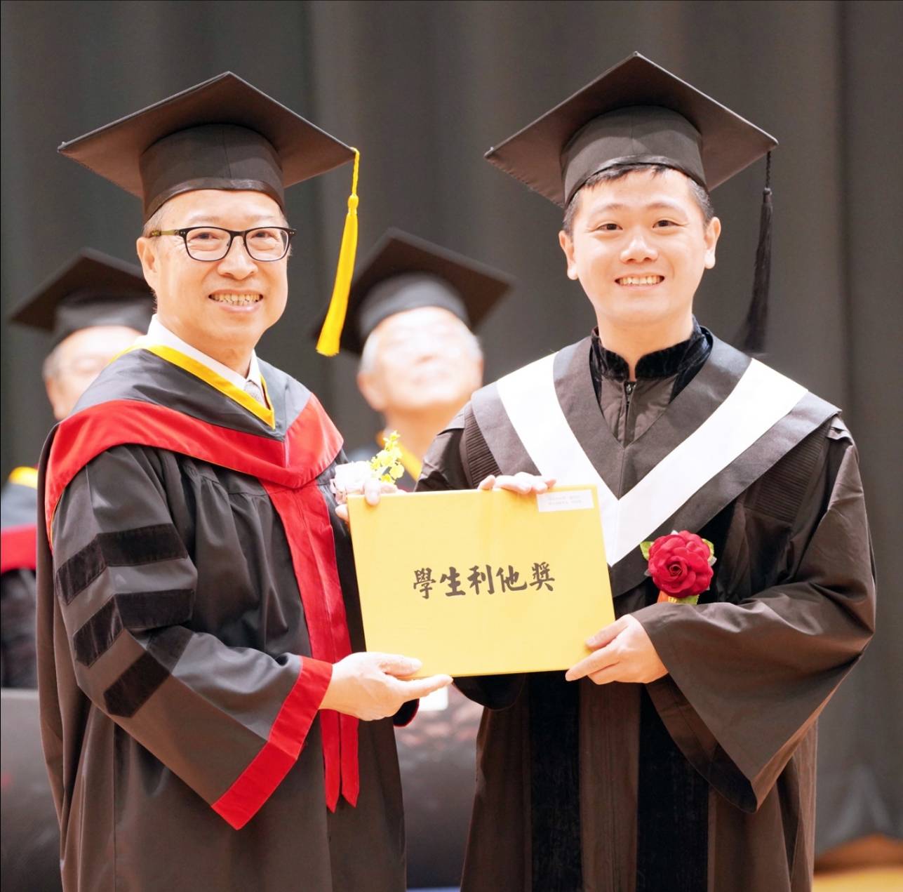 漾新聞|高醫大畢典傳遞利他精神　余明隆勉「欲為醫者，必先為人也」