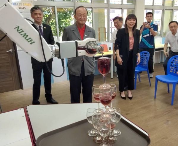 漾新聞|機器手臂倒香檳塔全場驚聲尖叫 這所學校AI科技教育創新亮點